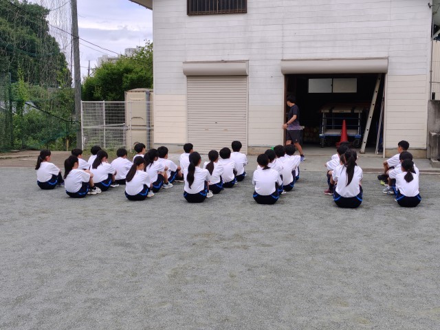 集合して話を聴く