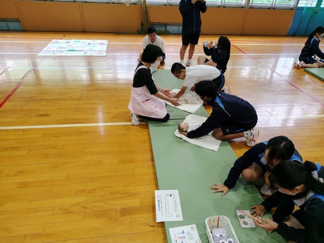 赤ちゃん人形の体験