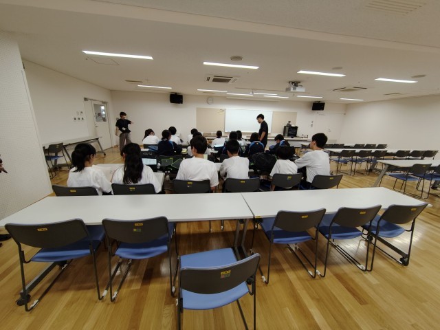 会議室で交流の説明