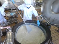 ポタージュの温度を図っている調理員さん