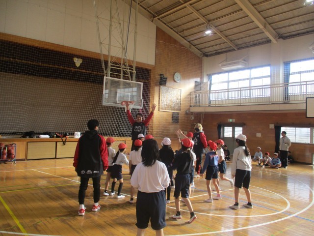 選手たちと簡単なゲームをしました