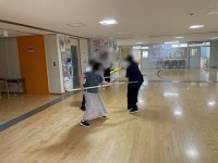 不審者役の職員にさすまたで対応