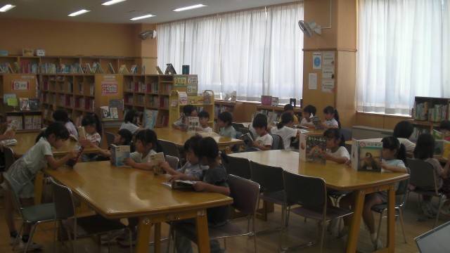 静かに本を読みます