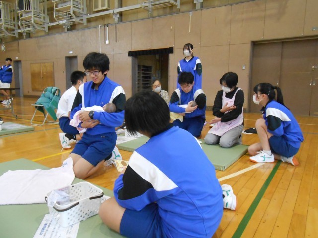 赤ちゃん人形抱っこ体験
