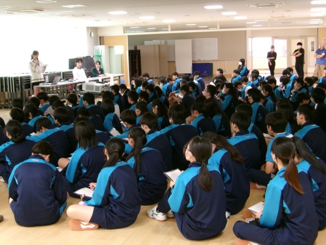 9年生 進路学習(卒業生の話を聞く会)