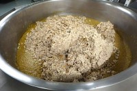 オーブンで焼いた鶏肉と煮たてたタレを合わせます