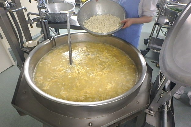豆腐はすが入らないように仕上がり直前に加えます