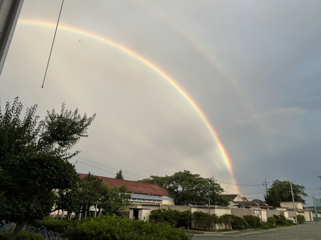 先日、学校から見ることのできた虹です