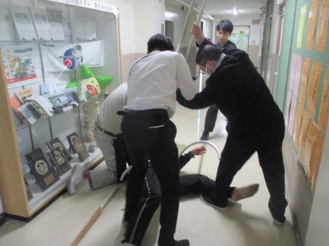 不審者を取り押さえる