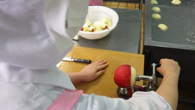 りんごの皮をむいています。