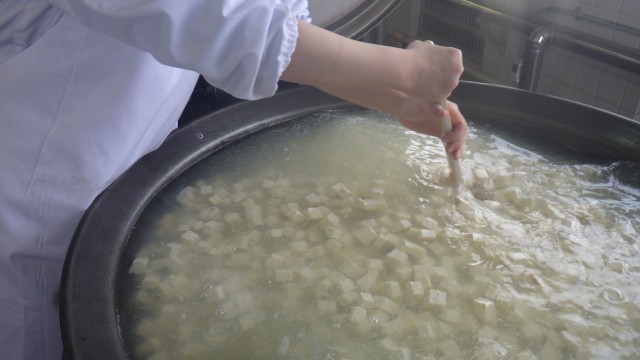 四川豆腐の豆腐をゆでています。