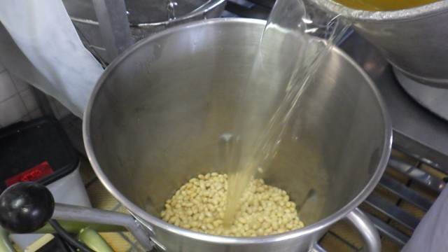 大豆をミキサーにかけます。