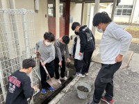 体育館横側溝掃除の様子