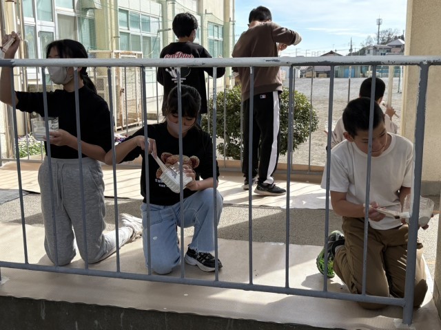 渡り廊下のペンキ塗り