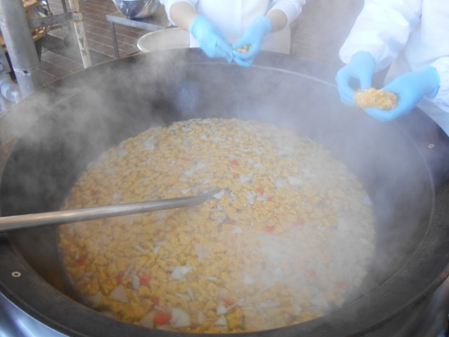 すいとんをちぎる様子