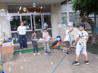 うちわでシャボン玉