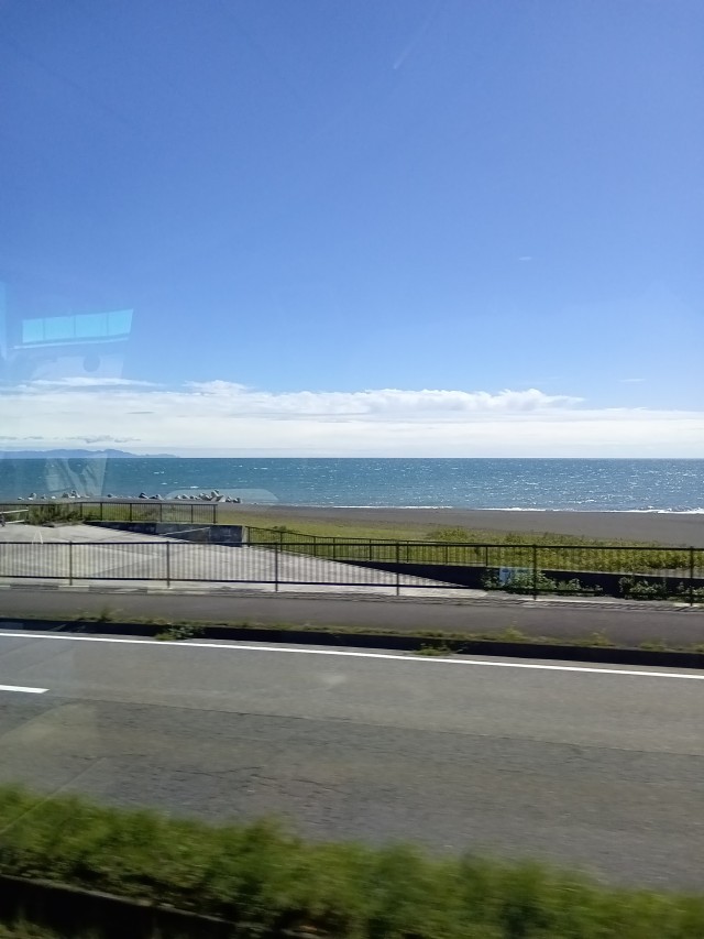 海岸沿いの道路から