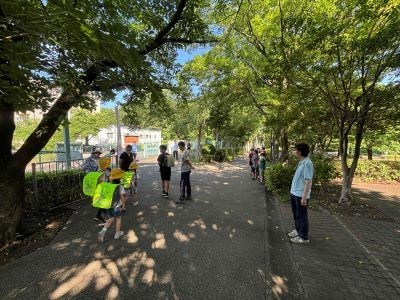 東門の前は少し日影ができました。