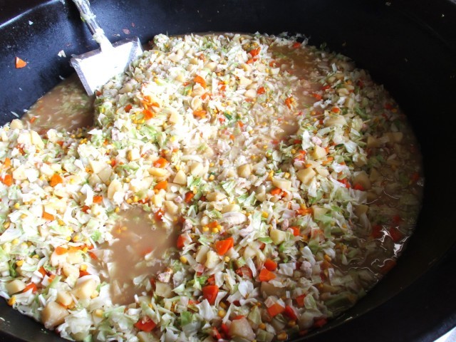 シチューの野菜を煮ている様子