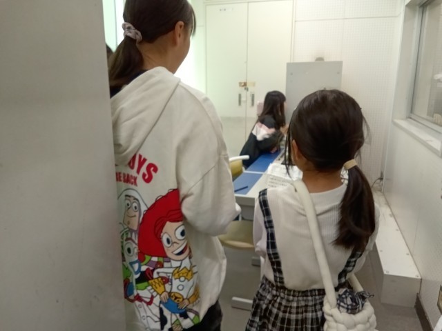 代表委員のアナウンス（放送室）