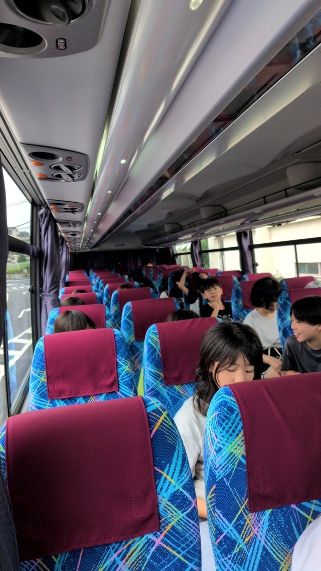 バスの中。