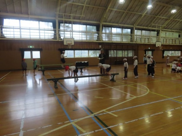 平均台を使った運動遊び