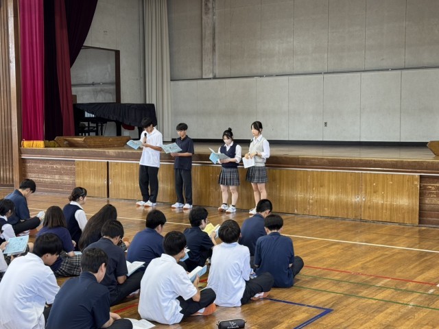 各係長からの説明を熱心に聞く2年生