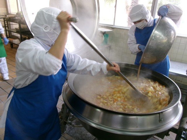 カレーのルーを入れているところです。