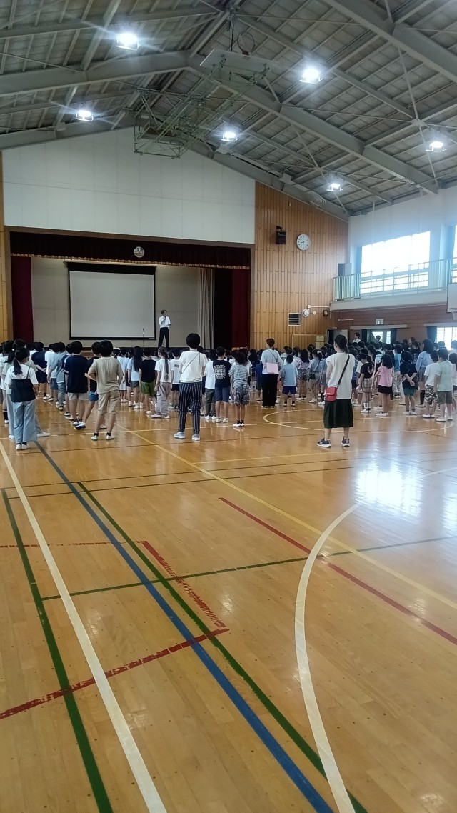 下柚木小学校は本日、無事に2学期の始業式を迎えました。朝の登校時から、久しぶりに会う友だちと夏休みの思い出を楽しそうに語り合う姿が見られ、校内が一気に活気に包まれました。始業式では、代表児童による「2学期にがんばりたいこと」の発表があり、一人ひとりが目標をもって新しい学期に臨む意気込みが伝わってきました。運動会や学習発表会など、行事を通して大きく成長する秋を迎えます。職員一同、子どもたちの安全を見守りながら、実り多い2学期にしてまいります。
