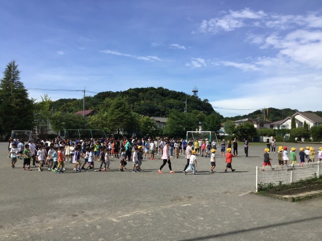 音楽に合わせて並んで教室へ戻ります