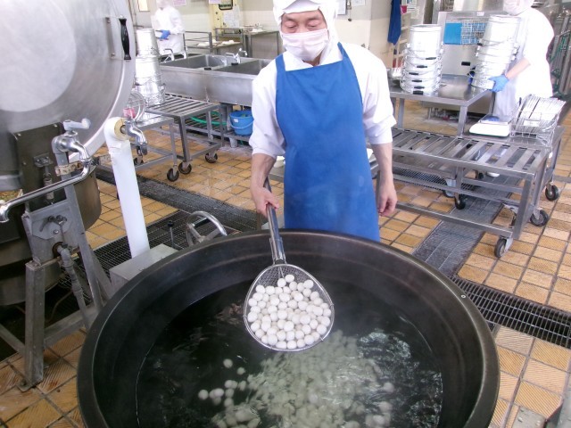 うずらの卵を茹でているところ