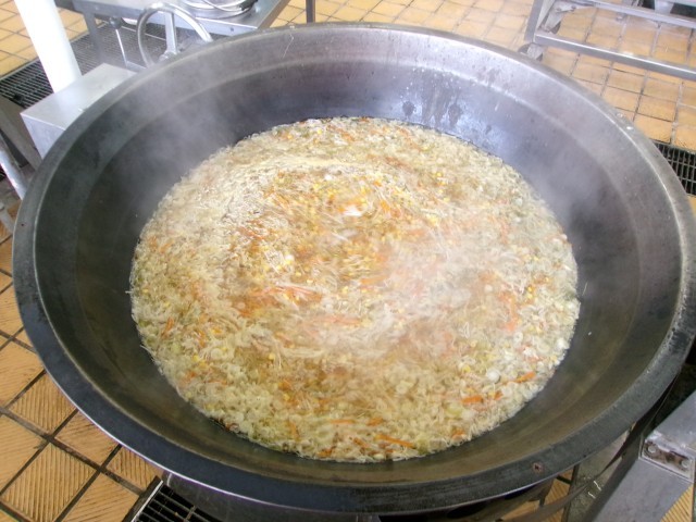 出汁で野菜を煮ているところ
