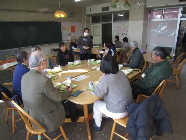 学校運営協議会の皆様にも給食を食べていただきました。
