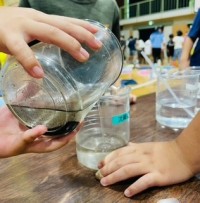 沈殿させて上澄みを分ける