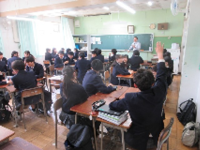 ３年生「私は誰でしょうゲーム」で楽しく盛り上がりました。