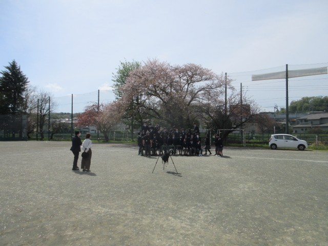 桜吹雪が舞う中でクラス写真を撮影しました。