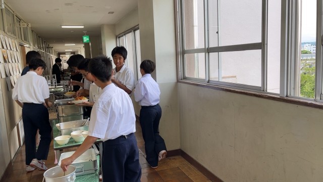 給食準備中　本日メニューはスパゲッティなど