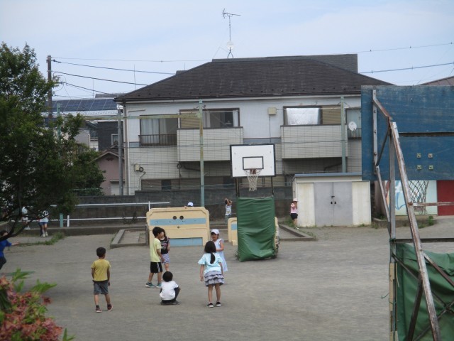 昼休みには元気に外遊び