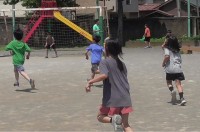 外遊びをする子ども達の様子