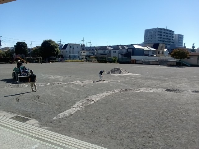 下ろした資材をならしている写真