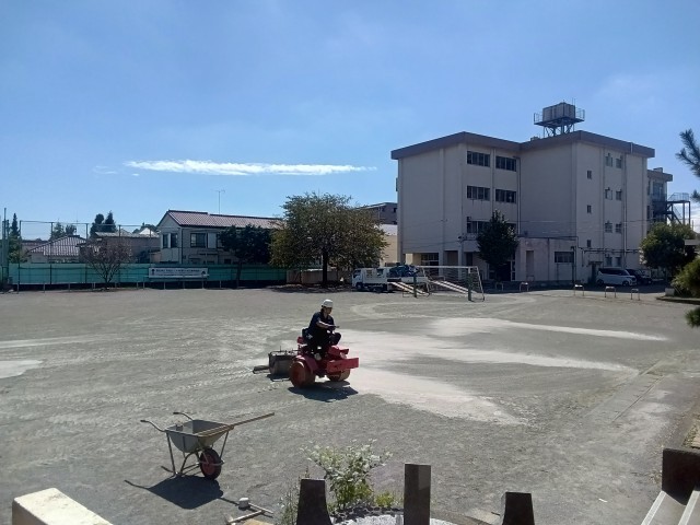 転圧機で整正している写真