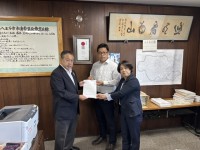 ９月２９日（月）八王子市立小学校PTA連合会並びに八王子市立中学校PTA連合会の連名で安間教育長宛に「緊急特別要望書」が提出されました。  要望内容としては、以下のとおりです。 ・老朽化したエアコンを、省エネルギーかつ効率的な新型機器へ更新すること。 ・未設置教室の新規エアコンを設置し、すべての教室において快適な学習環境を確保すること。  この件について、安間教育長は要望に応えられるように努力していくと答えています。