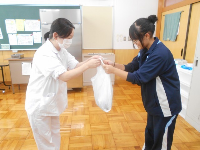 鑓水中学校でとれたブルーベリーを渡す様子