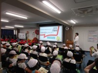 ニッスイ工場の職員のお話の様子