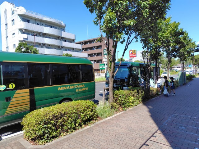 このようなバス2台で移動しています