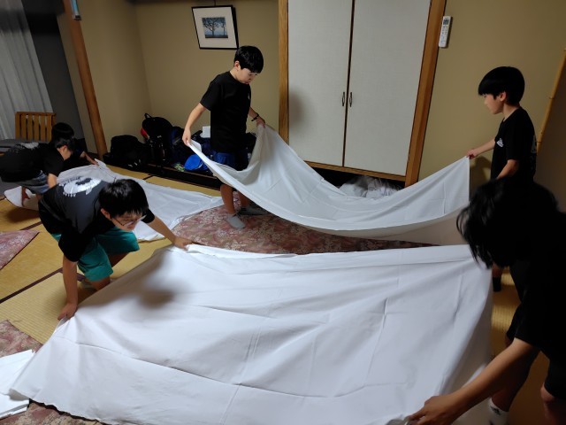 布団をしいてます