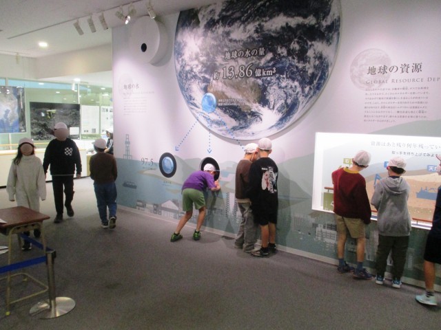 こども科学館内（ 展示室「夢ひろば」「遊びカガク」スペースでの様子①）