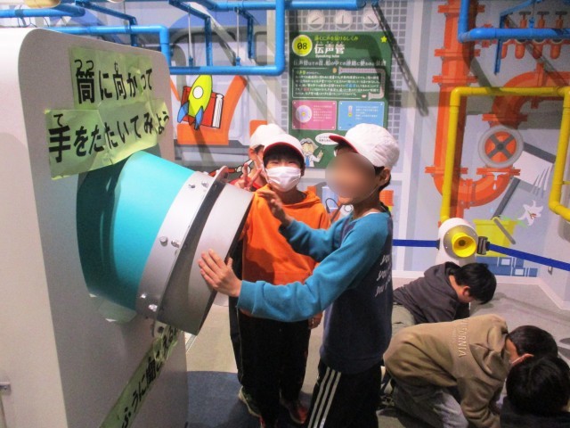 こども科学館内（ 展示室「夢ひろば」「遊びカガク」スペースでの様子②）