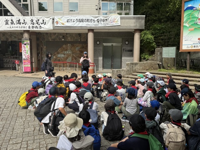 ケーブルカー乗り場の清滝駅前