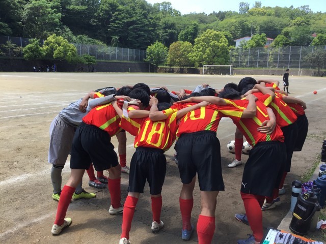 試合前の円陣のようす
